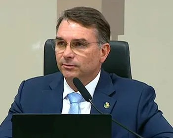 Flávio Bolsonaro pode continuar senador morando nos Estados Unidos?