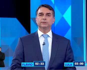 Flávio Bolsonaro promete reajustar salário mínimo acima da inflação