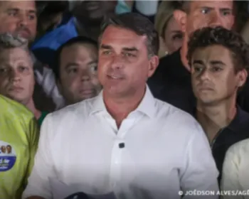 Quem assume a cadeira de Flávio Bolsonaro em caso de afastamento?