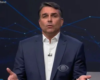 Flávio Bolsonaro tem 24 horas para entregar passaportes à Polícia Federal