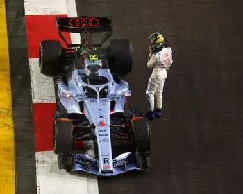 Gabriel Bortoleto abandona GP de Singapura e carro do piloto pega fogo