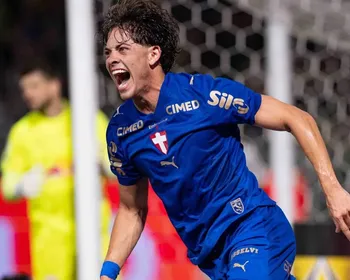Giay decide, Palmeiras vence Bragantino e dorme na liderança do Brasileirão