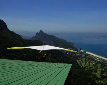 Homem cai durante voo de asa-delta na Pedra Bonita, no Rio de Janeiro
