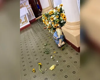 Homem dá "voadora" em imagem de santa dentro de igreja e é preso