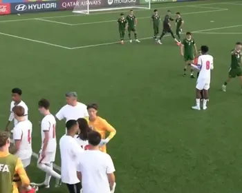 Jogadores da Inglaterra abandonam jogo na Copa do Mundo Sub-15 após racismo