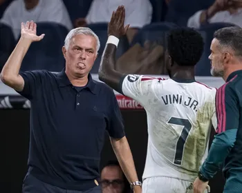 José Mourinho defende Vini Jr. de má fase: "Merece ser ajudado"