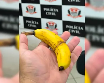 Jovem é preso por injúria racial após jogar banana em jovens