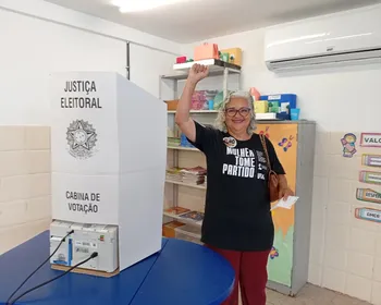 Lenilda Luna vota no Antares e critica desigualdade econômica nas eleições