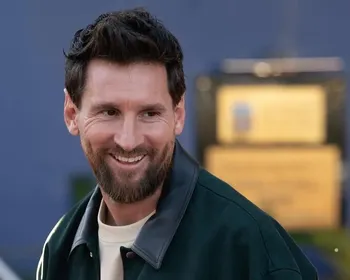 Lionel Messi se apresenta à seleção argentina para jogo de despedida