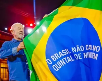 Lula cresce cinco pontos em relação a 2022 nos países com apuração encerrada, Flávio mantém votos do pai