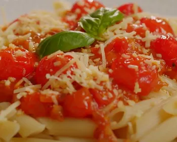 Macarrão com tomate fresco e manjericão: receita rende até duas porções