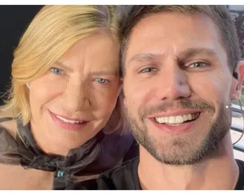 Mãe de Jonas Sulzbach contraria o filho e critica Flávio Bolsonaro nas redes sociais