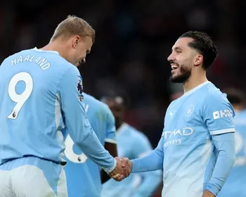 Manchester City vence Liverpool e se isola na liderança da Premier League