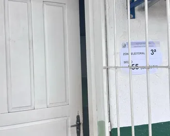 Mesário é orientado a deixar local de votação para trocar camisa em Maceió