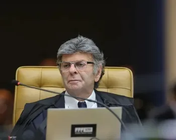 Ministro do STF, Luiz Fux vota em Brasília neste domingo (4)
