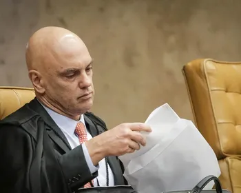 Moraes manda PF cancelar até passaporte diplomático de Flávio