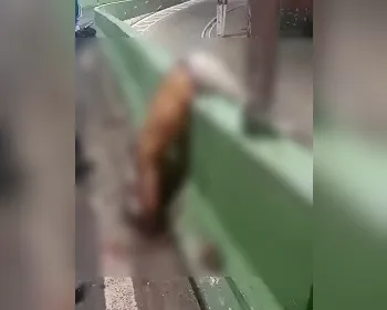 Motociclista morre após acidente e fica pendurado em mureta do Viaduto João Lyra