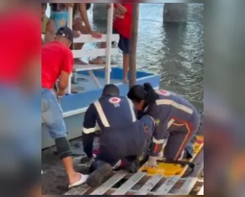 Mulher cai de ponte na Barra de Santo Antônio e é socorrida pelo Samu