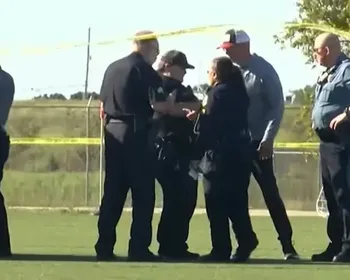 Mulher invade campo de futebol e mata uma criança e um homem