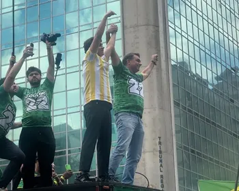 Na Paulista, Flávio poupa voz para debate e volta a atacar o PT