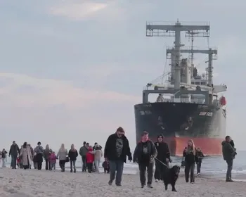 Navio encalha na Rússia e vira atração para moradores