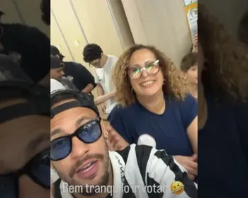 Neymar Jr. vota de camisa do Santos no 1º turno em SP e atrai fãs