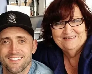 'Ódio': Dona Déa chora perda do filho para Covid em vídeo contra Flávio Bolsonaro