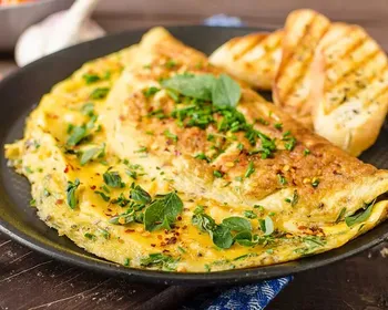 Omelete com queijo na frigideira: veja como fazer um almoço rápido para uma pessoa