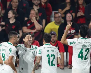 Palmeiras supera expulsão, vence Athletico-PR e dorme líder do Brasileirão