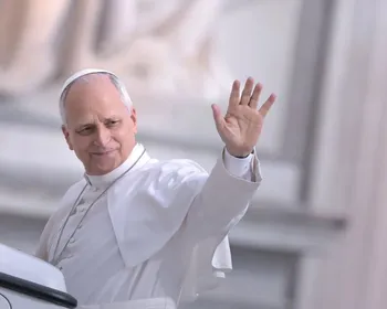 Papa Leão XIV dá entrada em hospital para remover nódulo no pulmão