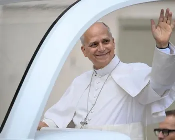Papa Leão XIV passeia de papamóvel uma semana após cirurgia
