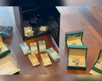 PF acha cofre com dinheiro e joias em operação que prendeu família de Oruam