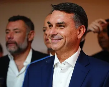 PF faz busca em endereço ligado a Flávio Bolsonaro após senador deixar o Brasil