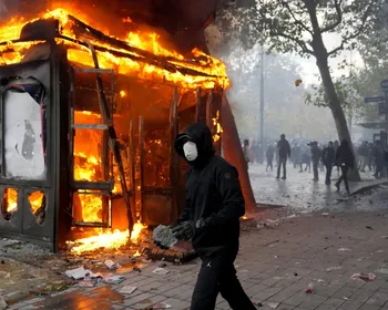 Polícia proíbe manifestações em partes de Paris, incluindo o Louvre