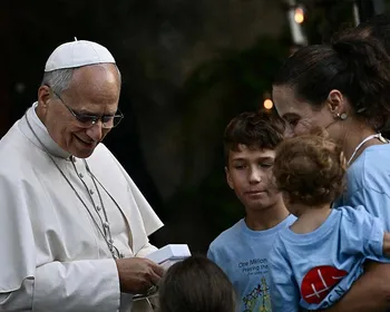 Por que rezar o terço em outubro? Papa pediu oração pela paz neste mês