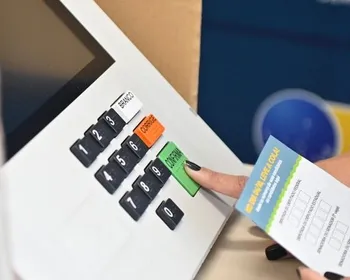 Posso levar meu filho para votar? Veja as regras para entrar na cabine