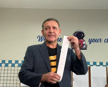 Presidente do TSE, Nunes Marques vota e dá início ao 2º turno das eleições