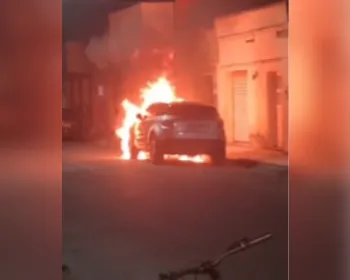 Vídeo: incêndio destrói carro de luxo em rua de Arapiraca