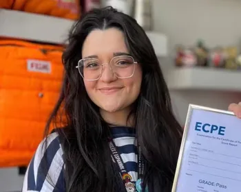 Professora de escola de idiomas morre ao tentar ajudar aluno trancado no banheiro