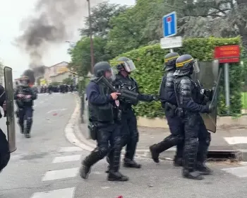 Protestos na França escalam após adolescente perder a mão em confrontos