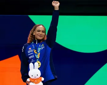 Rebeca Andrade é tricampeã mundial no salto e chega a 10 medalhas em Mundiais