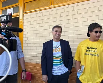 Recebido sob aplausos, ministro André Mendonça vota em zona eleitoral do DF