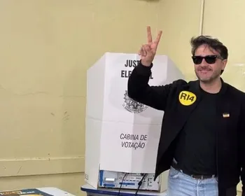 Renan Santos vota em escola da Zona Sul de São Paulo