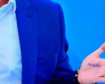 Saiba o que estava escrito na mão de Flávio Bolsonaro na sabatina da Globo