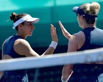 Stefani e Dabrowski eliminam campeãs olímpicas e vão às semis em Pequim