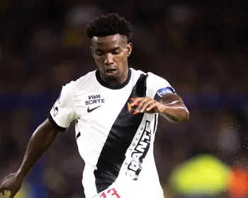 Thiago Mendes, capitão do Vasco, é alvo de racismo após provocar o Boca Jrs