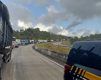 Tombamento de veículo interdita trecho da BR-101 em Junqueiro