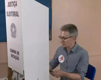 Zema usa celular na cabine de votação, apesar de regras do TSE