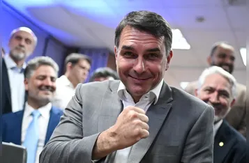 Republicanos oficializa apoio a Flávio Bolsonaro no 2º turno