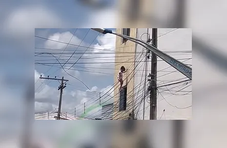 Criança cai de janela, fica presa a fios de alta tensão e é resgatada por militar